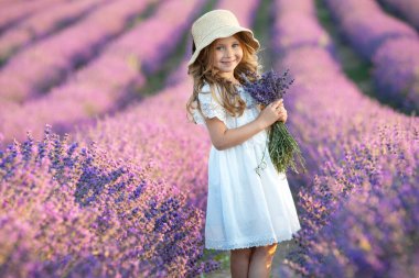 Lavantalı tarlada güzel bir kız.
