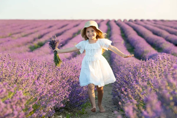 Vacker flicka på ett fält med lavendel. — Stockfoto