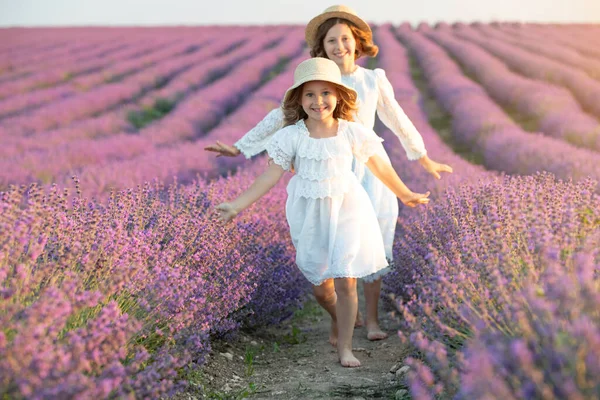Beautiful girl in a field with lavender. — Stock Photo, Image