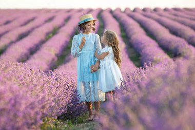 Lavantalı tarlada güzel bir kız.