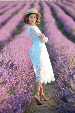Lavantalı tarlada güzel bir kız.