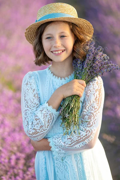 Mooi meisje in een veld met lavendel. — Stockfoto