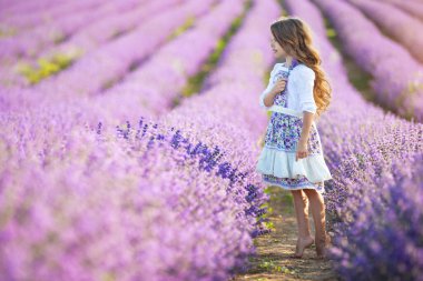 Lavantalı tarlada güzel bir kız.