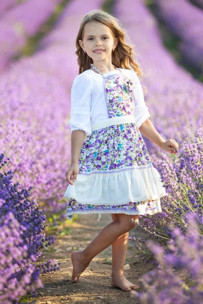 Красивая девушка в поле с лавандой. — стоковое фото