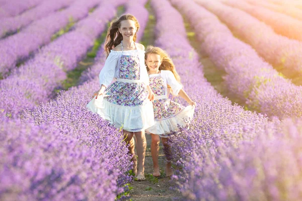 Schöne Mädchen in einem Feld mit Lavendel. — Stockfoto