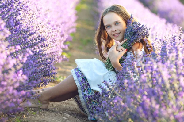 Bella ragazza in un campo con lavanda. — Foto Stock