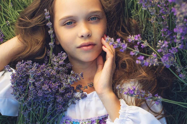 Schöne Mädchen in einem Feld mit Lavendel. — Stockfoto