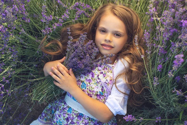 Schöne Mädchen in einem Feld mit Lavendel. — Stockfoto