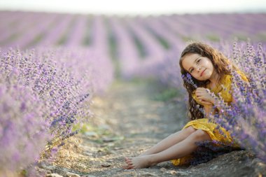 Lavantalı tarlada güzel bir kız.