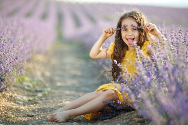 Lavantalı tarlada güzel bir kız.