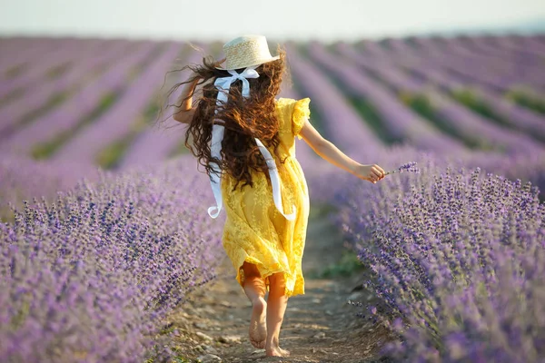 Vacker flicka på ett fält med lavendel. — Stockfoto