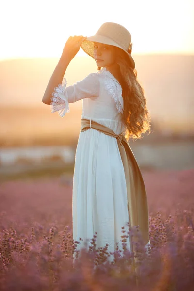 Vacker flicka på ett fält med lavendel. — Stockfoto