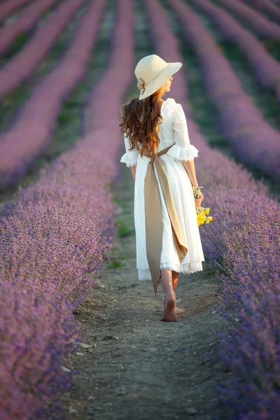 Schöne Mädchen in einem Feld mit Lavendel. — Stockfoto