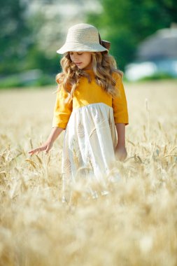Tarlada buğdaylı bir çocuk. 