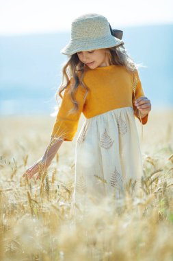 Tarlada buğdaylı bir çocuk. 