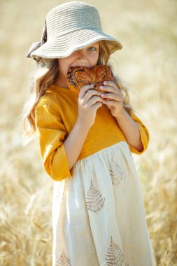 Tarlada buğdaylı bir çocuk. 