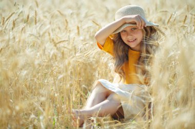 Tarlada buğdaylı bir çocuk. 