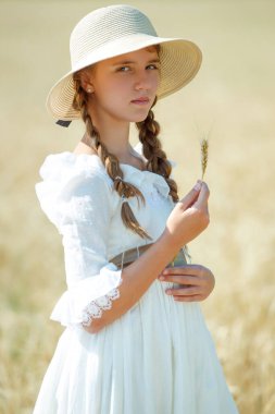 Buğday giysili güzel kız. 