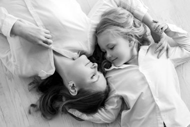 Anne çocuk siyah beyaz. Siyah beyaz çocuklu bir kadın..