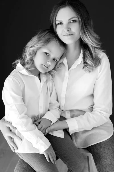 Anya gyermek fekete fehér. Nő gyermek fekete-fehér fotó. — Stock Fotó