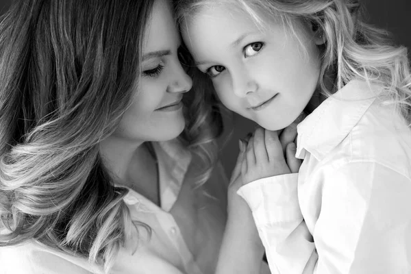 Mother child black white. Woman with child black and white photo. — Stock Photo, Image