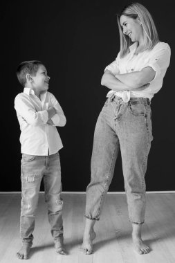 Anne ve oğlu. Siyah beyaz fotoğraf.