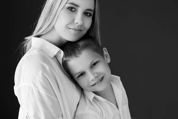 Mama şi fiul. Fotografie alb-negru . — Fotografie, imagine de stoc