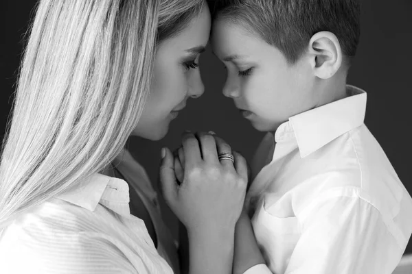 Mother and son. Black and white photo. — Stock Photo, Image