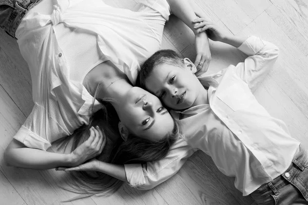 Mãe e filho. Foto em preto e branco . — Fotografia de Stock