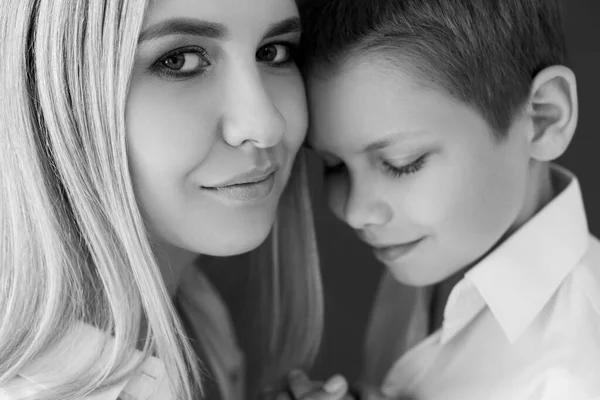 Madre e hijo. Foto en blanco y negro . —  Fotos de Stock