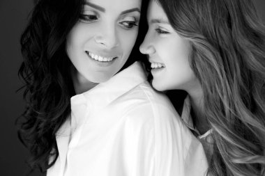 Siyah beyaz fotoğraf. Mutlu anne ve kızın siyah beyaz fotoğrafı..