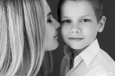 Anne ve oğlu. Siyah beyaz fotoğraf.