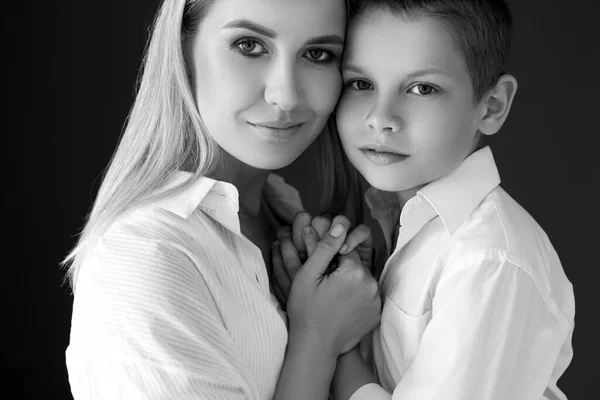 Madre e figlio. Foto in bianco e nero. — Foto Stock