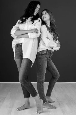 Siyah beyaz fotoğraf. Mutlu anne ve kızın siyah beyaz fotoğrafı..
