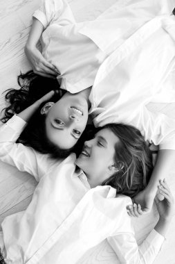 Siyah beyaz fotoğraf. Mutlu anne ve kızın siyah beyaz fotoğrafı..