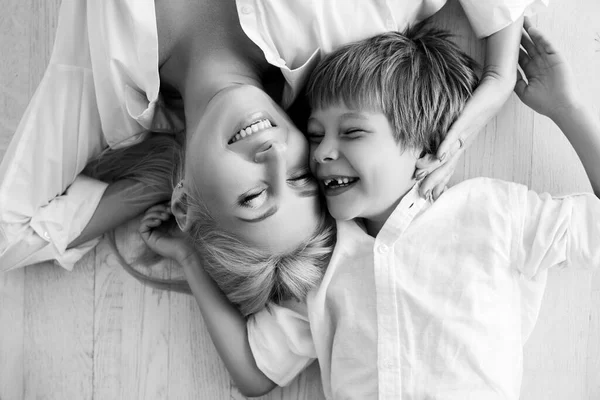 어머니와 아들. 흑백 사진. — 스톡 사진