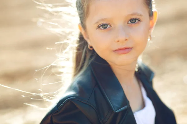 Retrato de uma menina. — Fotografia de Stock