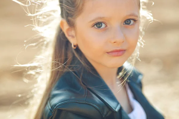 Porträtt av en liten flicka. — Stockfoto