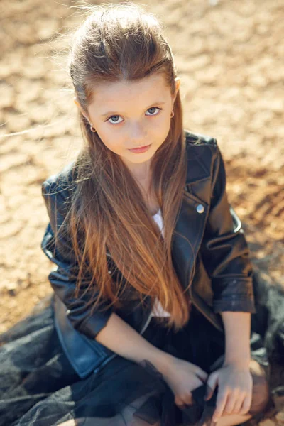 Moda infantil. Criança elegante. Menina ao ar livre em roupas da moda. — Fotografia de Stock