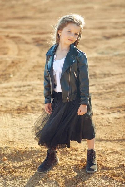 Moda infantil. Criança elegante. Menina ao ar livre em roupas da moda. — Fotografia de Stock