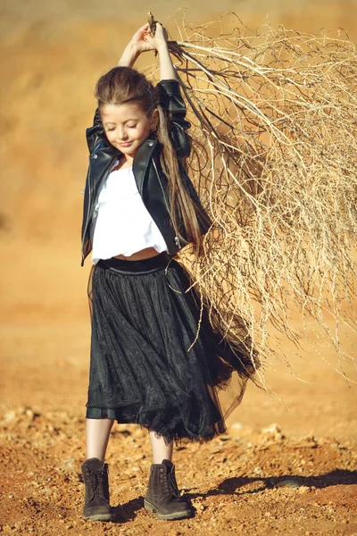 Kindermode. Modieus kind. Meisje buiten in modieuze kleding. — Stockfoto