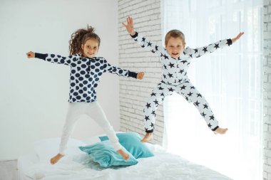 Çocuklar yatakta zıplar.. 