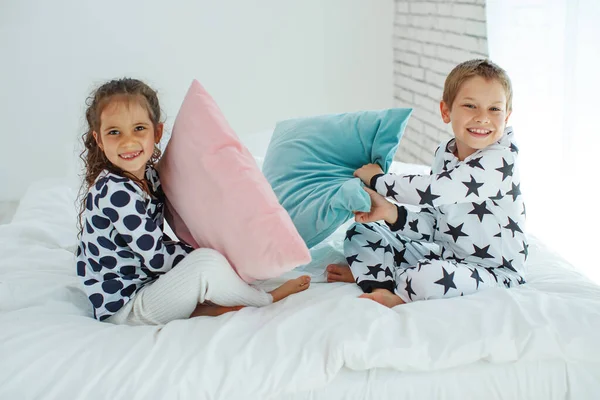 Dzieci bawią się poduszkami w domu. — Zdjęcie stockowe