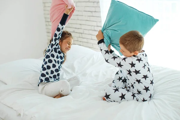 아이들은 집에서 베개를 가지고 놀고 있다. — 스톡 사진