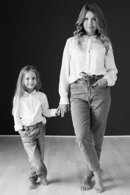 Anne çocuk siyah beyaz. Siyah beyaz çocuklu bir kadın..