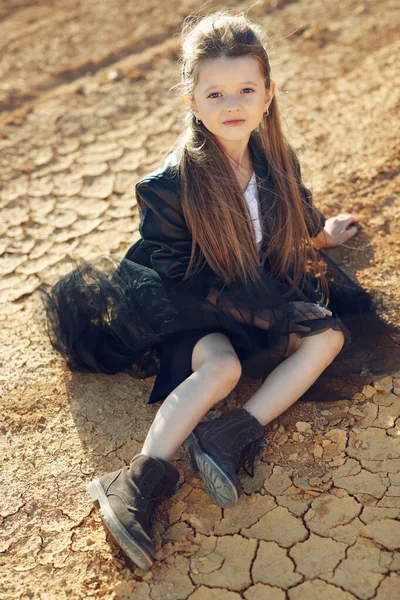 Gyerekes divat. Divatos gyerek. Lány a szabadban divatos ruhákban. — Stock Fotó