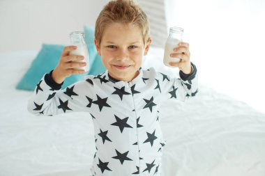 Küçük çocuk süt içiyor..