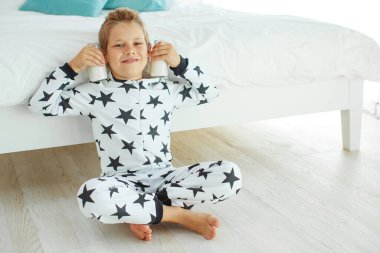 Küçük çocuk süt içiyor..