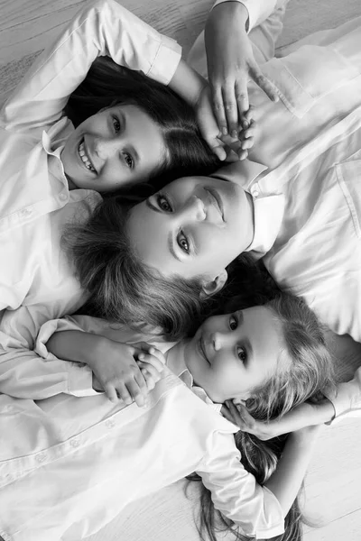 Madre niño blanco negro. Mujer con niño foto en blanco y negro. —  Fotos de Stock