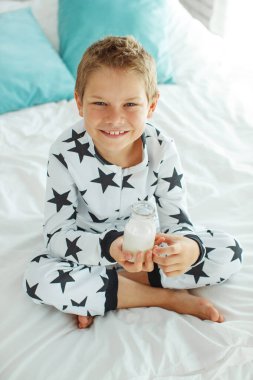 Küçük çocuk süt içiyor..